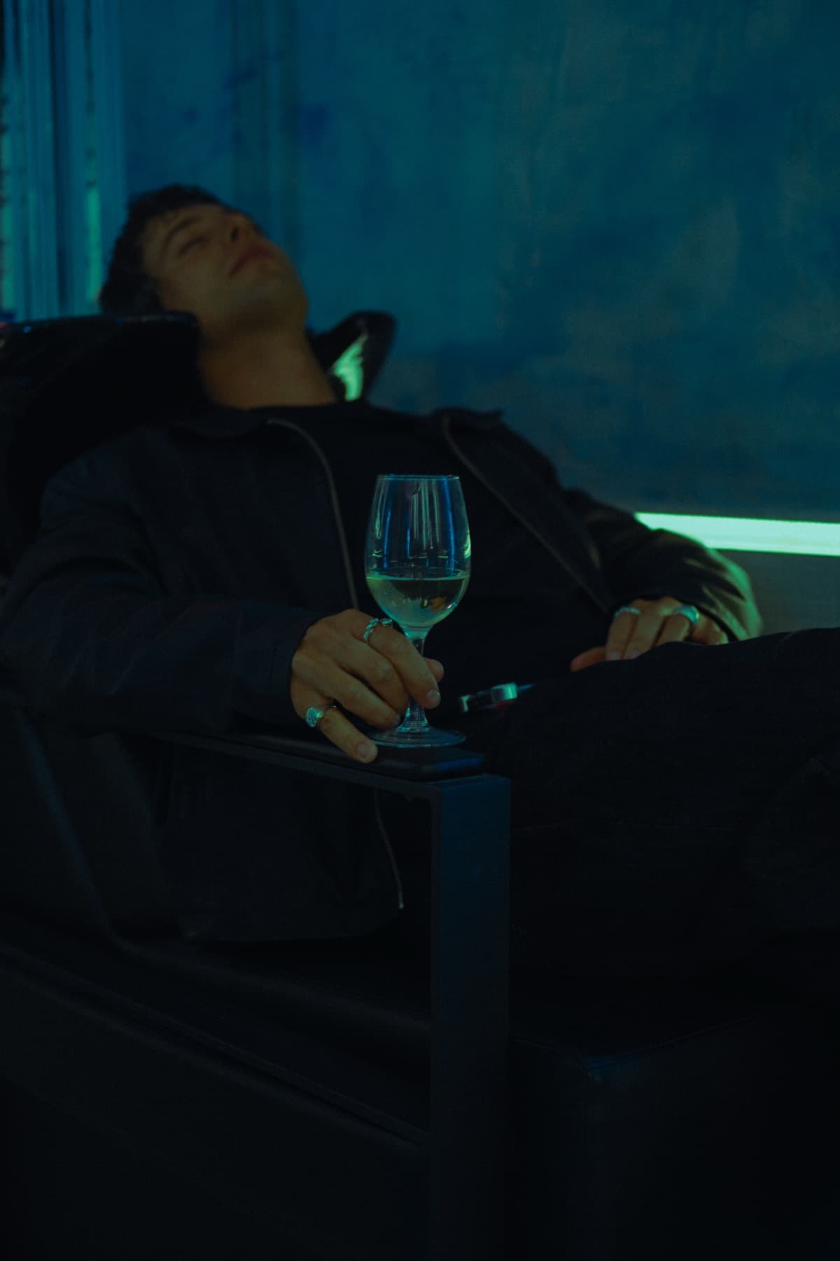 FRIME studio — fotel fryzjerski w niebieskim świetle neonów