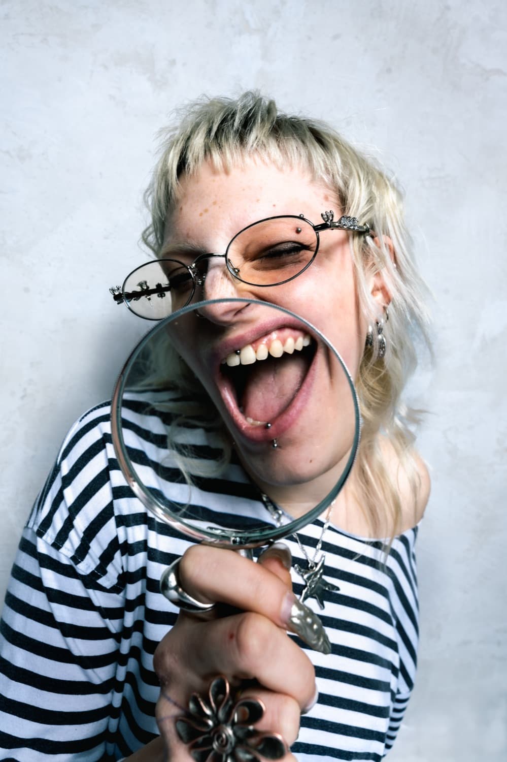 Wolf cut blond — damski mullet w FRIME