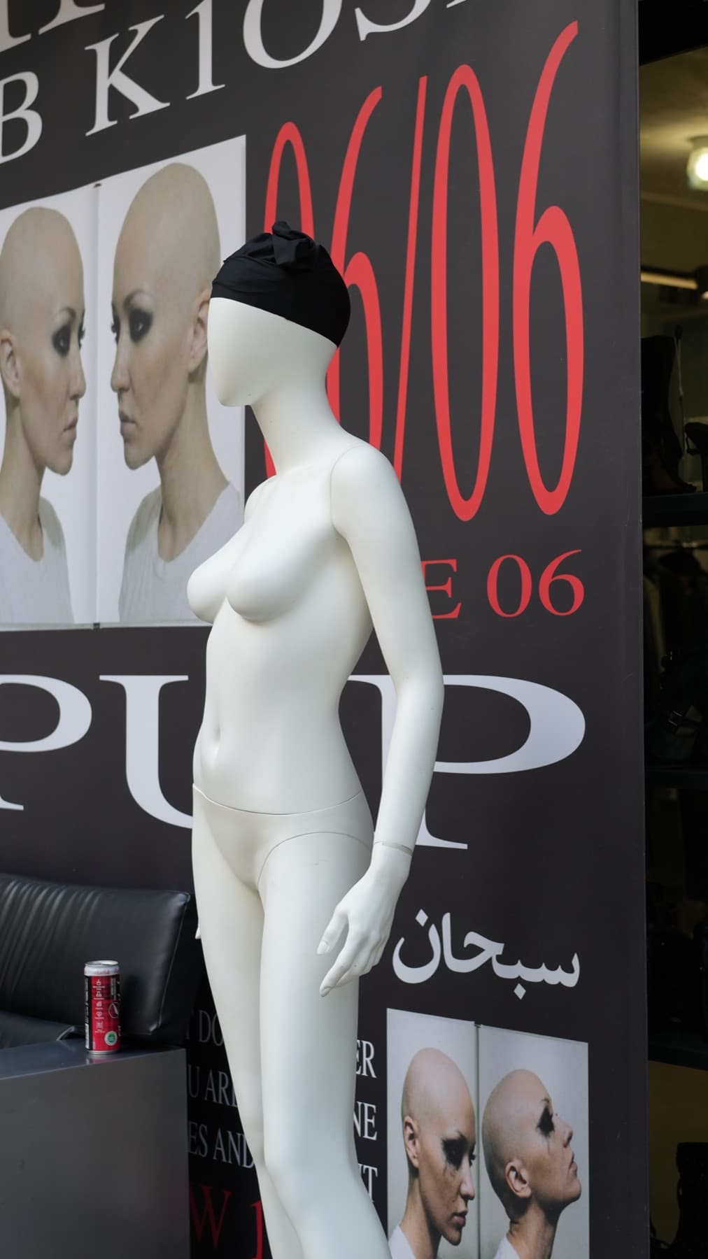 Manekin na banerze POP-UP — instalacja FRIME × BVCLUB × K1OSK